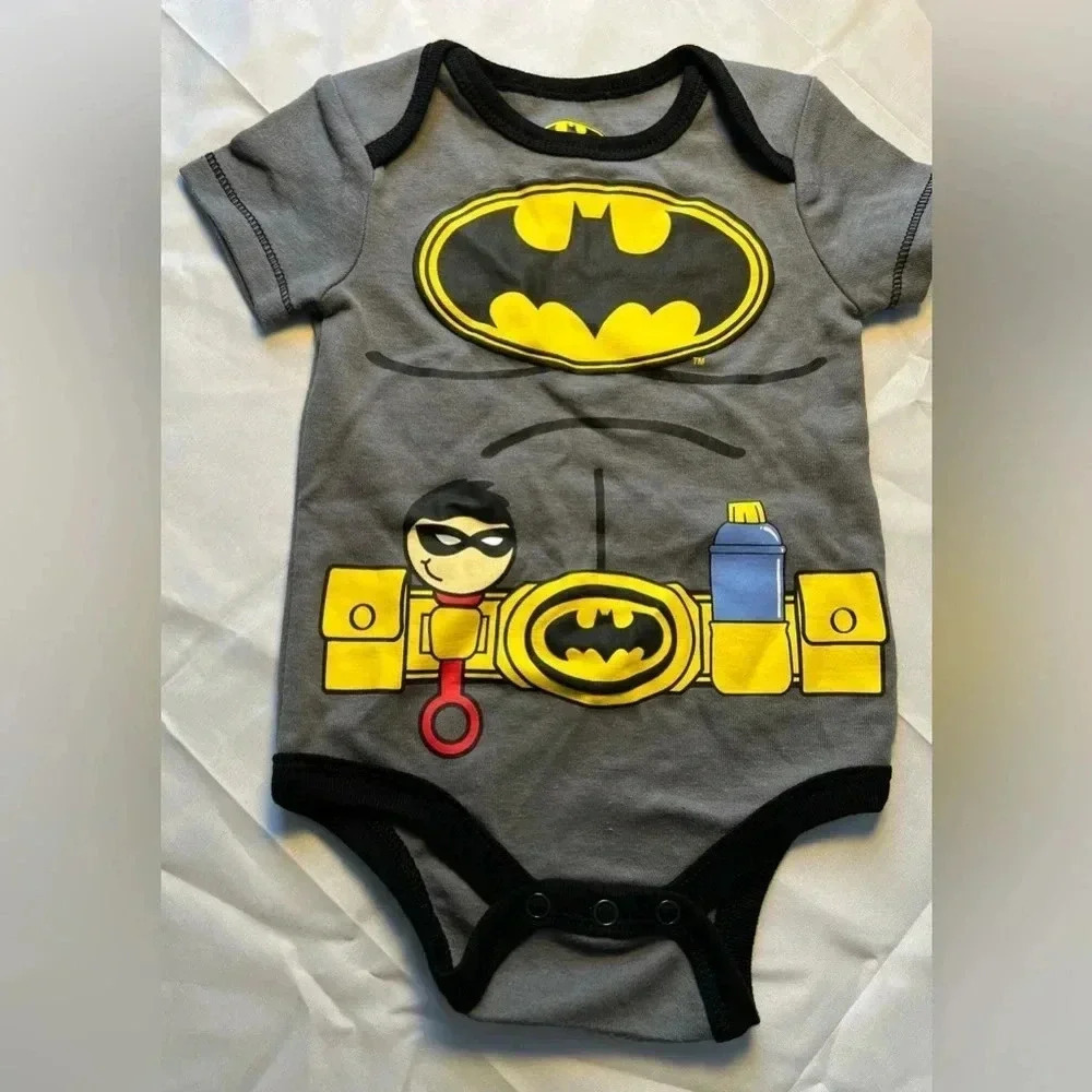 BATMAN | baby boy BATMAN onesie. Size: 3/6M